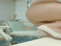 长发坦克熟女幽怨夜兰自慰诱惑：巨乳晃眼丝袜肥臀淫荡抚摸