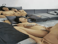 皇帝般享受：多个熟女轮流侍寝，多人直播淫乱盛宴