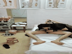 年轻小伙钟情老熟女！逼虽老服务超到位，全套200元物超所值