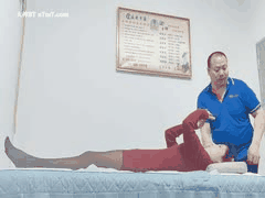 黑丝熟女按摩店反攻男技师：揉胸蹭腿淫水直流欲火焚身