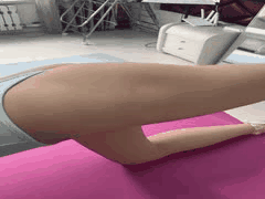 黑丝熟女居家瑜伽诱惑：漏点黑网紧身裤，静态欣赏超满足！