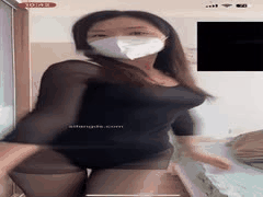 抖音喜晴极品熟女：丝袜肥臀扭腰诱惑金主，口罩下风骚内心渴望激情碰撞