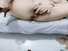 村长闺蜜熟女直播：水多骚浪少妇高跟丝袜榨精，大奶上位诱惑狂喷！