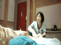 老王足浴店扶贫纪实：良家熟女技师难敌撩拨，脱裤蹭逼后抱着白皙美臀穿裤趴操，偷偷刺激太顶了！