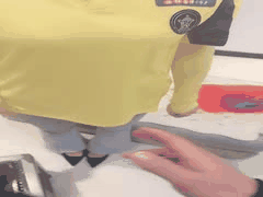 外卖熟女上门送货被勾搭！红丝袜足交诱惑后忍不住狂操内射