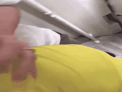 火车骚妇诱惑：熟女勾搭小伙，拉进卫生间狂野激战！