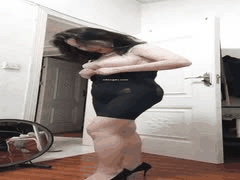 抖音达琳熟女脱衣舞诱惑：风韵犹存的老阿姨扭腰摆臀别样迷人