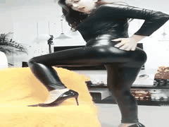 妖娆熟女阿姨包臀裙瑜伽裤勾勒完美身材，大波浪发型尽显女人味，粉丝互动开密码房会议室