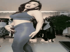 妖娆熟女阿姨的性感诱惑：包臀裙瑜伽裤完美勾勒曲线，大波浪发型尽显女人味，粉丝互动热辣升级