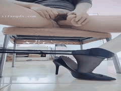 闷骚熟女丝袜高跟自慰诱惑：美足特写淫水泛滥