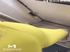 火车厕所激情艳遇：淫荡御姐色诱抽烟小伙后入榨精太刺激