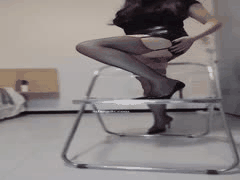 熟女少妇紧身皮裤裹翘臀：珍珠内裤摩擦私处，直入神仙快感