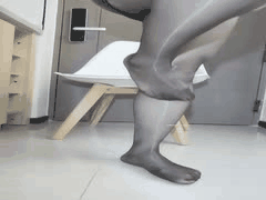 熟女少妇紧身皮裤裹翘臀：珍珠内裤摩擦私处，神仙姿势直入极乐！