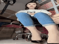 短发熟女小阿姨馨爷丝足高跟诱惑：付费福利女王肉丝调情骚话秀