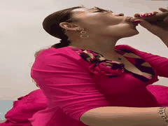 东北眼镜姐付费定制：淫荡熟女双飞喝尿舔脚激情无套啪啪淫语诱惑