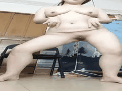 哺乳期大奶肥臀姐姐挤奶福利：瑜伽裤撅臀秀性感肥鲍