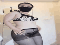 丰满熟女情趣丝袜诱惑舞 眼神撩人身材火辣让人欲罢不能