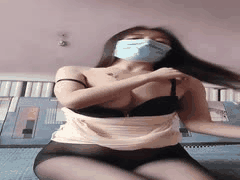 快手金儿付费定制：大奶苗条熟女脸穴同框自慰，口罩下饥渴眼神妩媚诱人