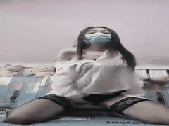 快手金儿付费定制：风骚大奶熟女自慰秀，口罩下饥渴眼神藏不住的骚劲儿