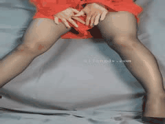 丝袜诱惑苗条少妇私拍福利：美腿包裹神秘黑森林，忍不住一探究竟