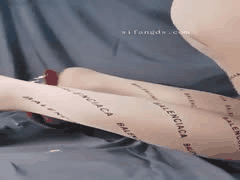 丝袜诱惑：苗条少妇美腿私拍，神秘黑森林引人探索