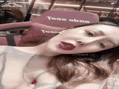 风骚轻熟女黑丝丝足诱惑：淫语骚舞翘足吐舌拉开丝袜