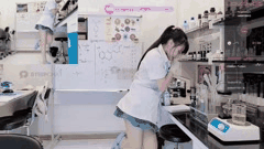 大学生实验室双视角直播_上面实验下面自慰_刺激反差超撩人