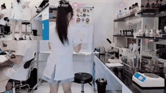 大学生实验室双视角直播_上面假装实验下面疯狂自慰_超刺激合集7看个新鲜