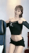 快手热舞_骨感美少女瑜伽裤与皮裤牛仔裤魅力摇臀秀_1