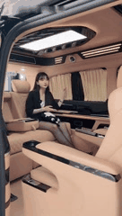 直播卖车现场美女主播闪现各种车型推荐_11