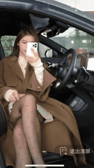 直播卖车现场美女主播闪现各种车型推荐_7