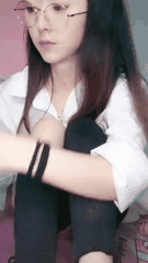 高颜值眼镜妹小美展现极品气质与道具自慰的魅力