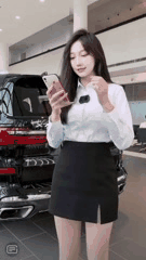 直播卖车现场美女主播闪现各种车型推荐_4