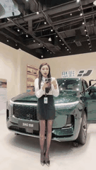 直播卖车现场美女主播闪现各种车型推荐_25