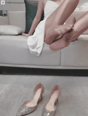 易直播主播初见展现丝袜美腿与足交诱惑_4