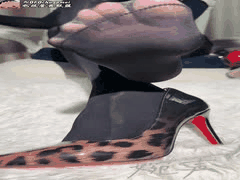 婉声旗袍丝袜诱惑：超薄肉丝秀足模拟足交淫语高潮