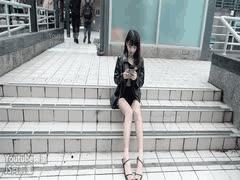 美女穿衣太暴露！整颗胸部都快露出来了，JS向前冲诱惑十足