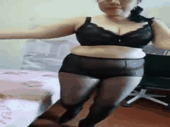 抖音万粉熟女网红单姐：坦克级身材丝袜内衣挑逗，巨乳晃眼假阳具自慰狂欢