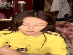 秀人网巨乳00后湖南辣妹美七mia全裸自慰诱惑，与金主激情啪啪