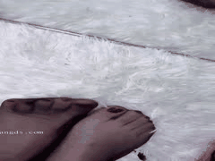 茜茜宝贝少妇主播制服丝袜秀美腿丝足：性感脚型一线天肥鲍的滚烫诱惑