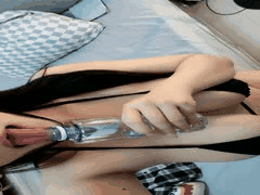 主播小妲己甜甜轰炸：奶牛骚妇露奶夹胸，舌舔假阳具黑逼掰穴自慰