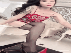 快手鹰姐熟女自拍大尺度福利合集：烟熏妆丝袜包臀裙诱惑，床上吸干男人的致命魅力