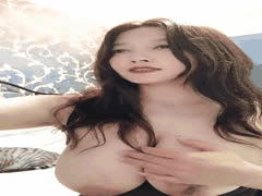 经典巨乳熟女主播小海媚直播大秀：天然大白奶糖一炮走红，丰满身材迷倒众生