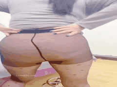 小阿姨球球快手大尺度私拍：连体丝袜紧裹白嫩肌肤，巨乳诱惑让人把持不住！