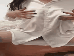 快手小阿姨球球大尺度私拍：连体丝袜紧裹白嫩肌肤，巨乳晃动让人欲罢不能！