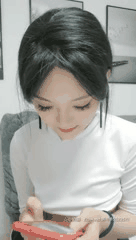 搞怪美女小妲己穿蓝色挂衣半遮美乳进行自慰表演