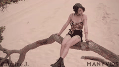 越南美女JasmineJ与KylieNG高清道具自慰精彩合集_8