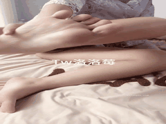 04年甜美女大学生洛洛莓道具自慰诱惑_棒棒糖插穴_丝袜足交_骚气外露