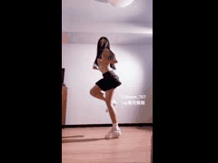 yum_707福利姬_球鞋白袜黄色战袍裸舞自慰诱惑