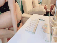 电脑桌前福利姬激情自慰插穴诱惑